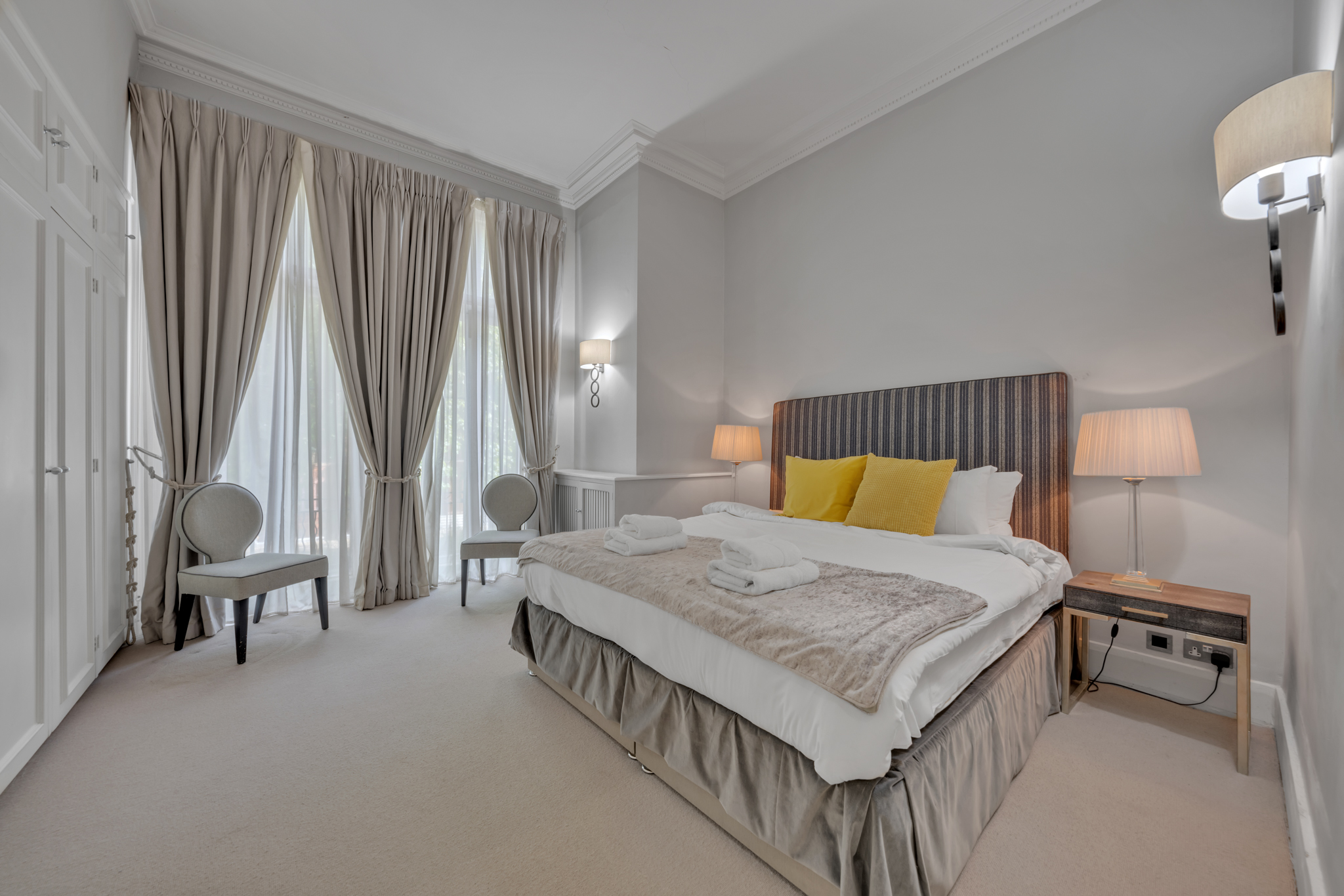 Cosy One Bedroom Behind Harrods view 3