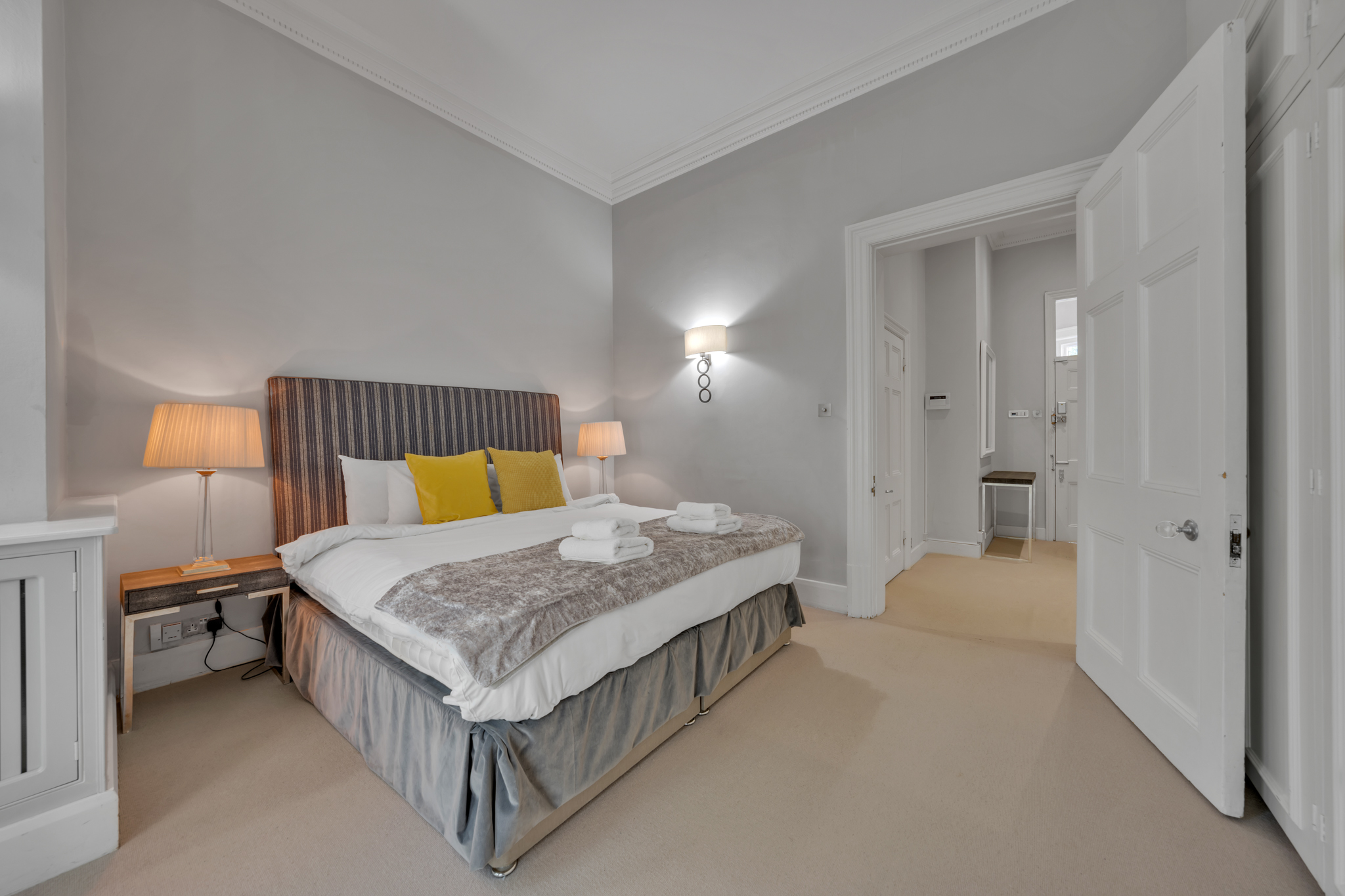 Cosy One Bedroom Behind Harrods view 4