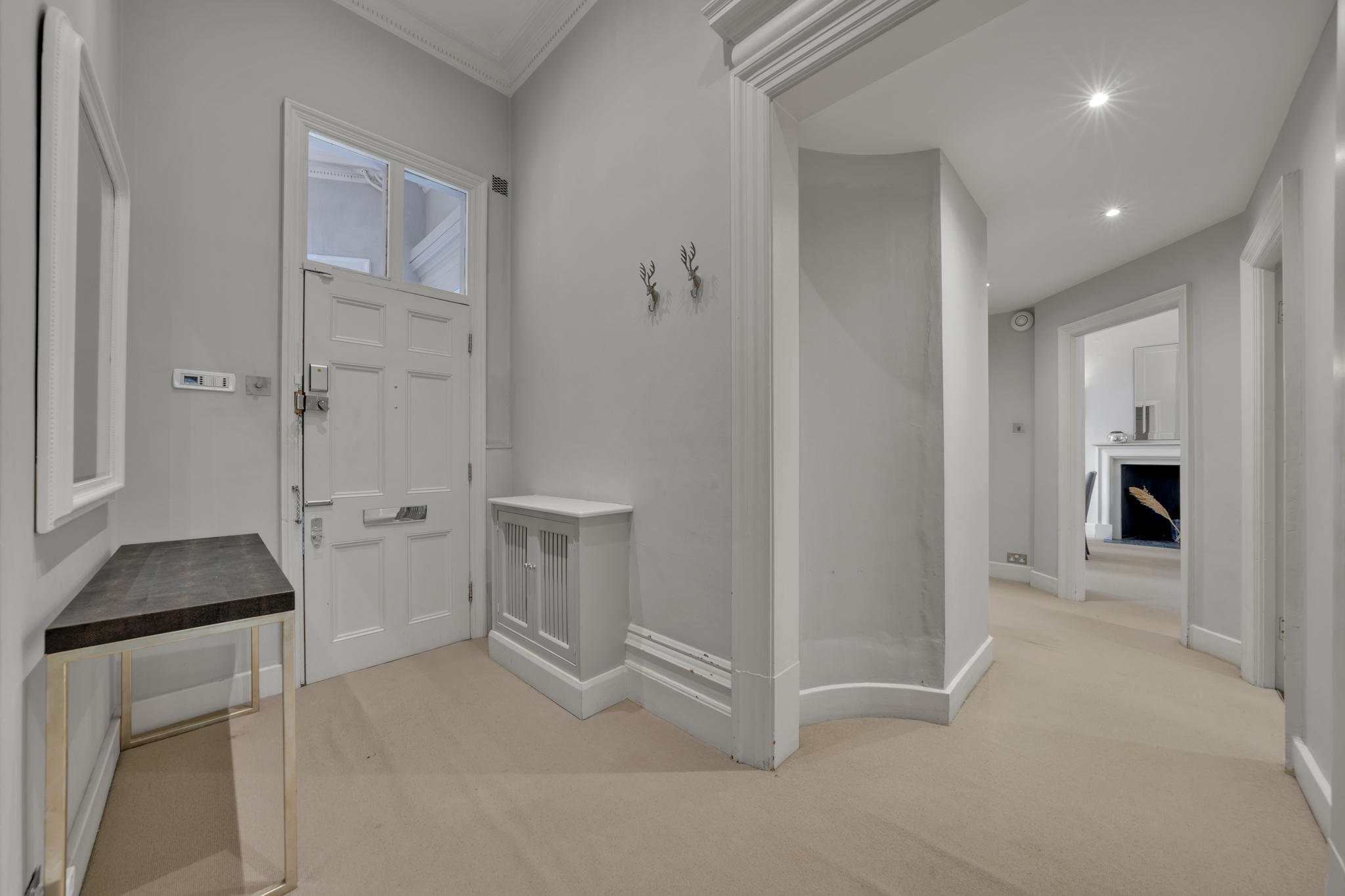 Cosy One Bedroom Behind Harrods view 5