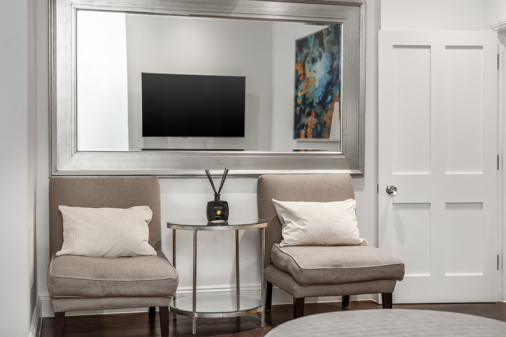 Split Level Apartment behind Harrods view 5