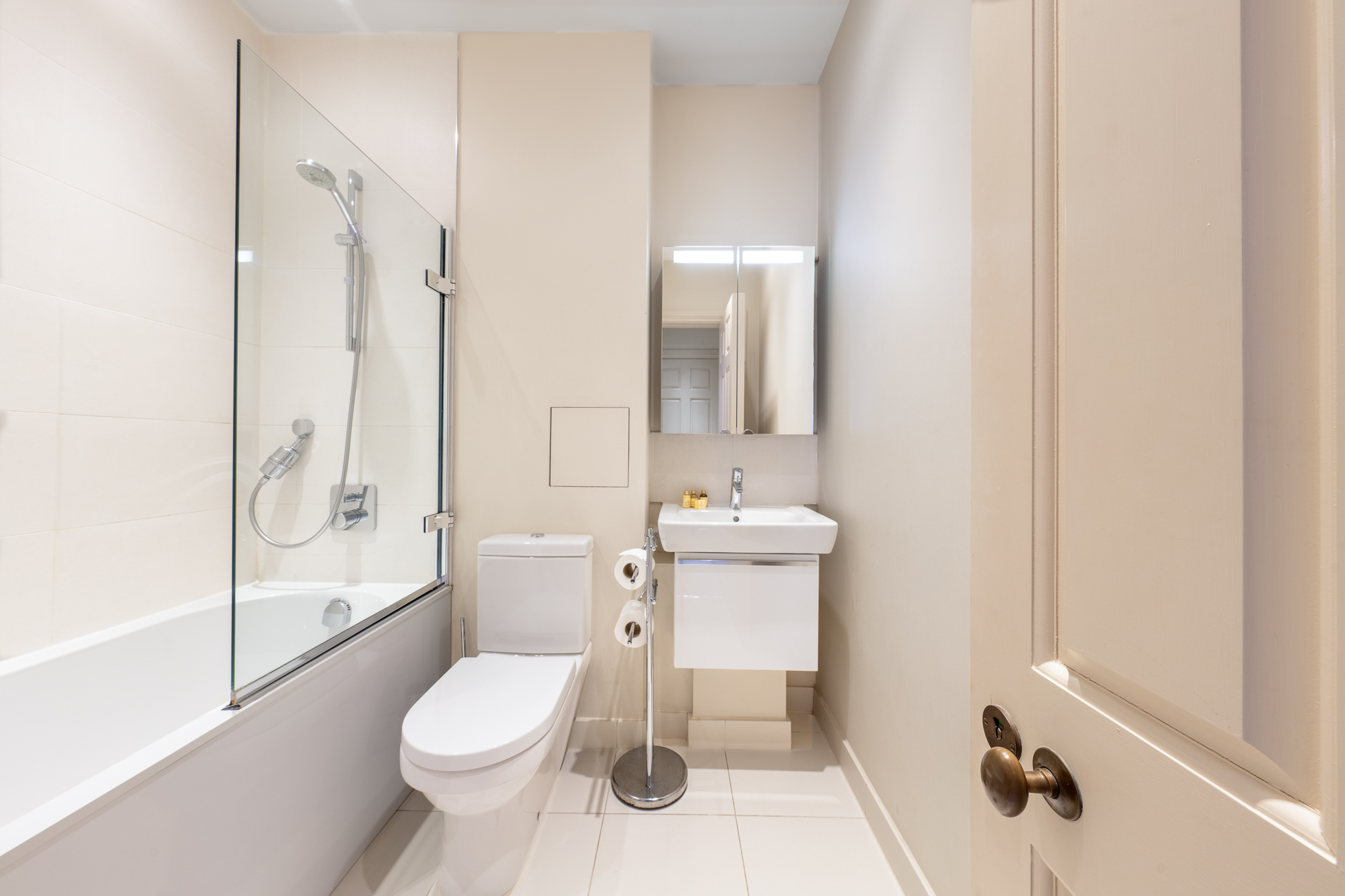 Modern Studio in Mayfair, Greater London view 3