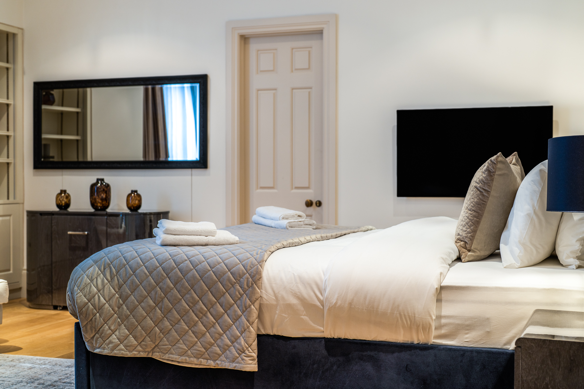 Luxury 4-Bed Apartment in Mayfair view 3