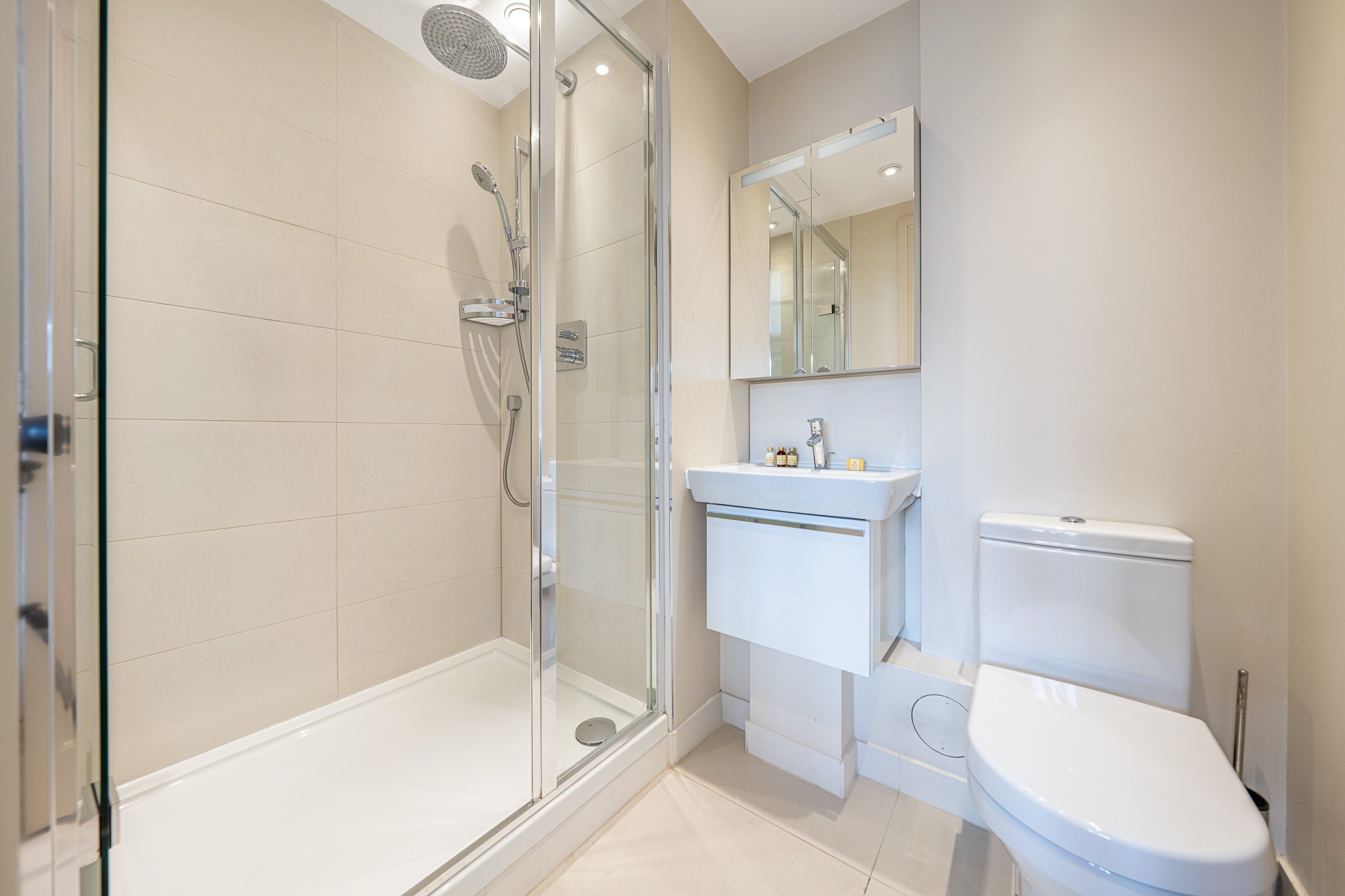 Charming Home in the heart of Mayfair view 3