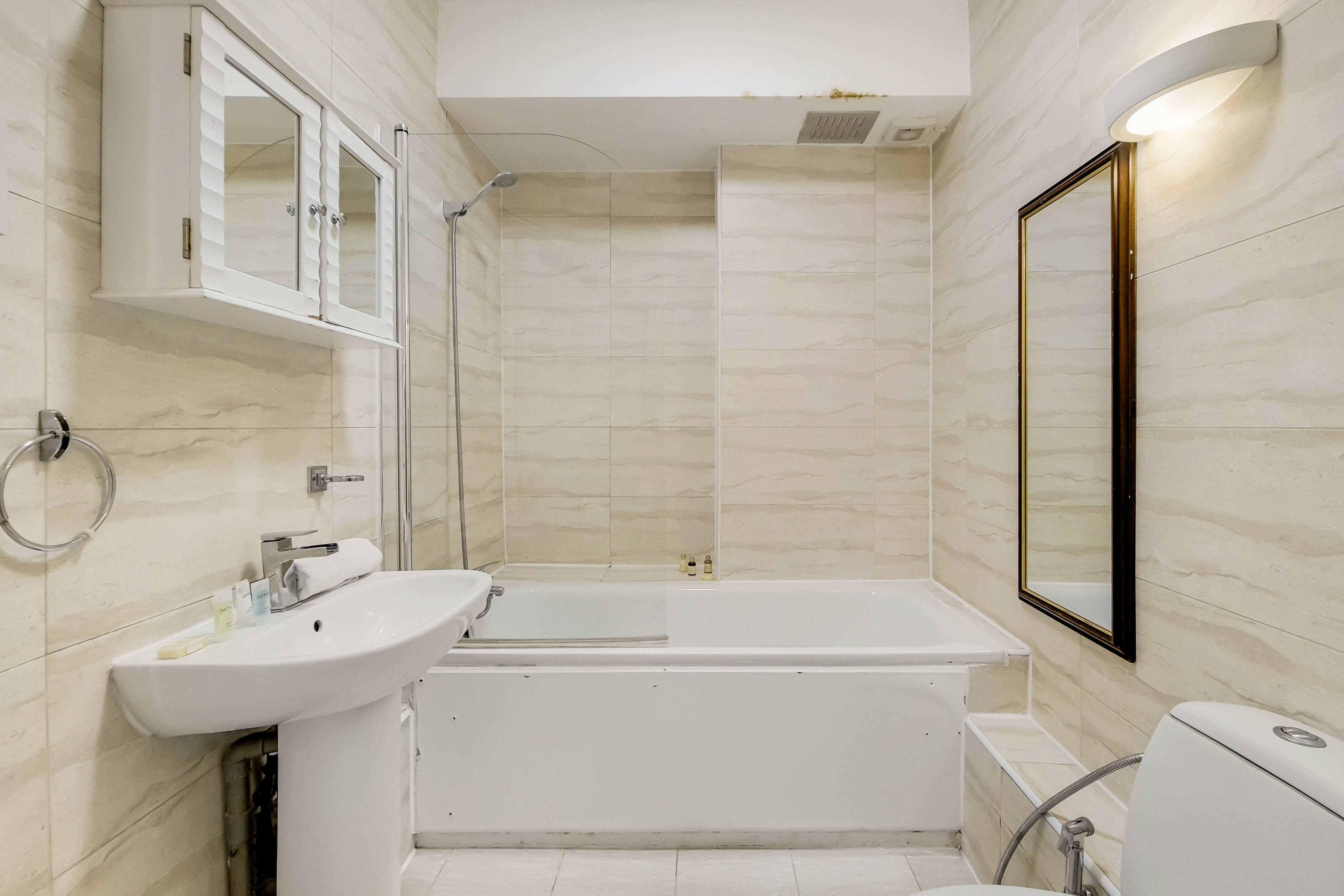 Spacious Knightsbridge Apartment Near Harrods view 3